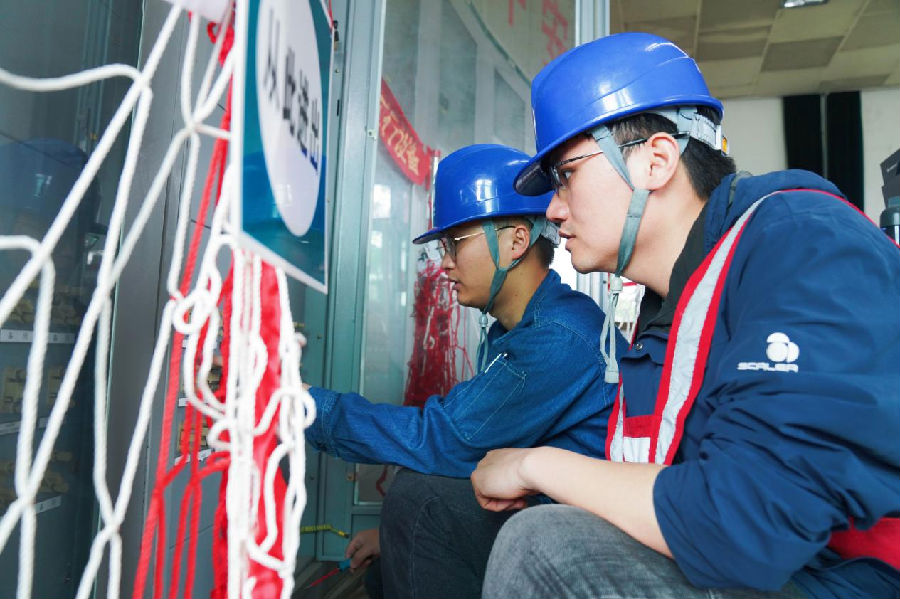 国网郎溪县供电公司专业人员对间隔测控装置进行升级改造及调试（邹冰婵 摄）