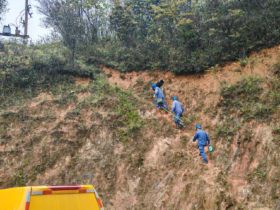 图为马堤供电所工作人员对辖区内线路设备进行安全用电检查 （杨柳琴 摄）