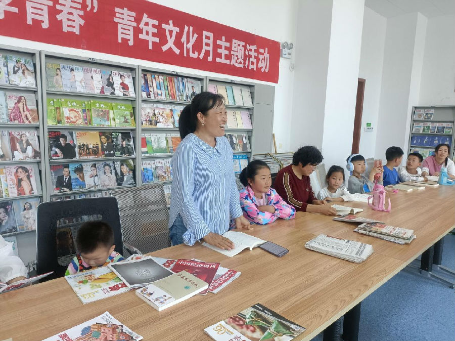 心理协会老师涂小谦（左一）为大家讲述自己的家风故事（王静 摄）