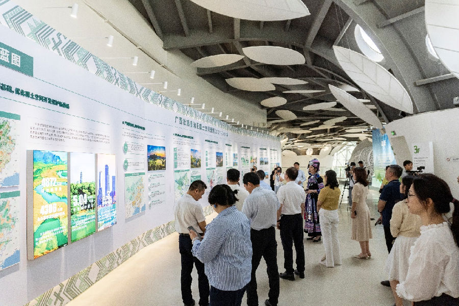 图为观展活动现场 （计莉莉 摄）