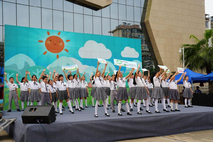 图为孩子们用美妙的歌声拉开活动序幕（莫萍 摄）