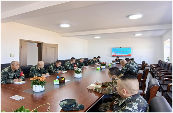 2024年第一季度党课现场，翠峰林场党支部书记张俊丽为全体党员讲授题为《新时代党员干部要守好五颗心》的党课 （齐鹏 摄）