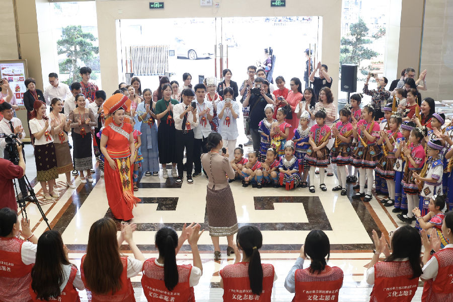 广西群众艺术馆文化志愿者与留学生热情交流（林仁荣 摄）