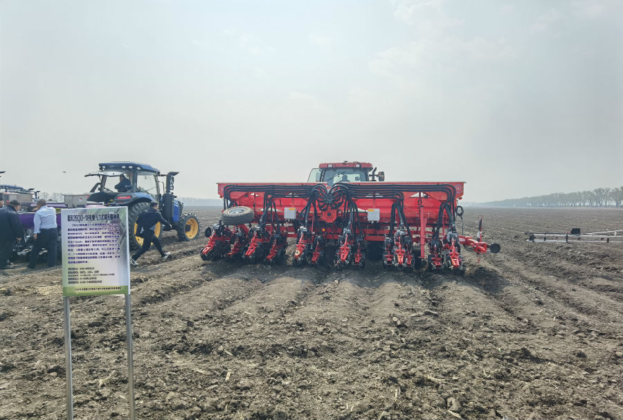 沃德电驱播种机实地作业 (吴旋 摄) 沃德电驱播种机实地作业 (吴旋 摄)