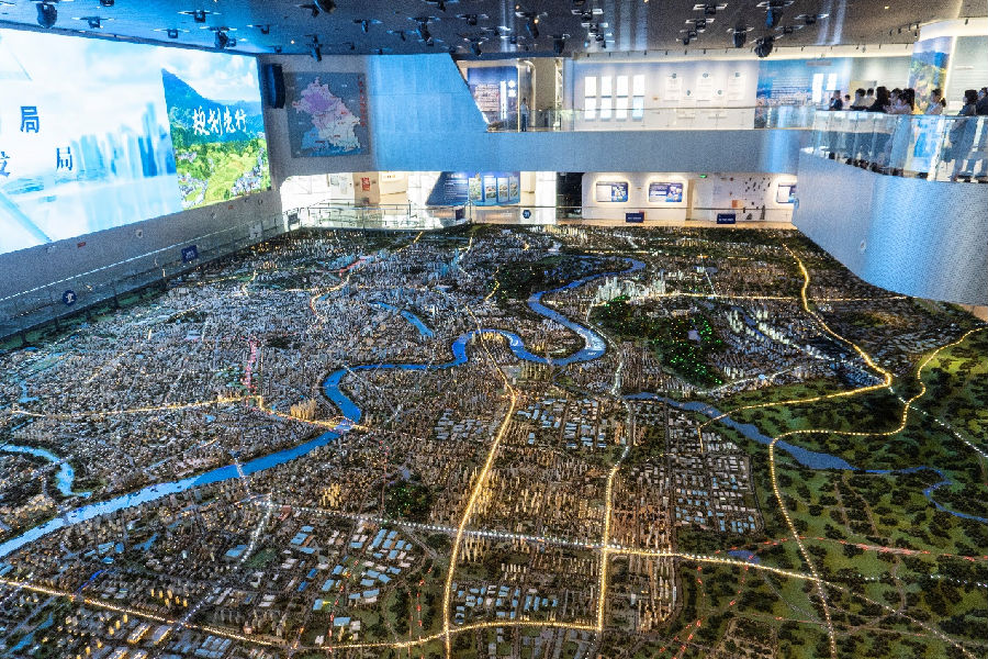 图为观展活动现场 （计莉莉 摄）