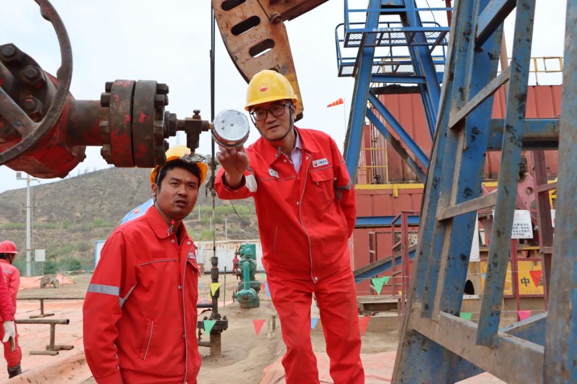 解决问题（黄慧 摄）