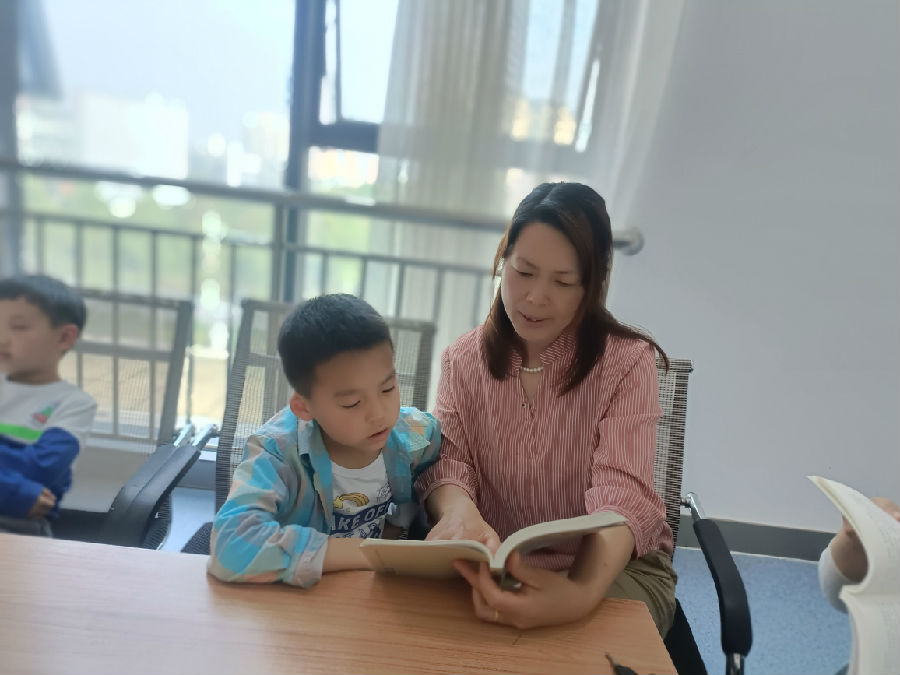 亲子共读南阳家风故事（王静 摄）