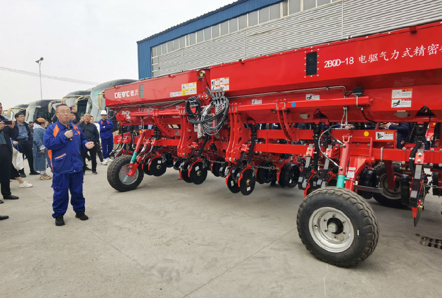 德沃集团工作人员介绍自主研发的高端智能农机装备 (吴旋 摄) 德沃集团工作人员介绍自主研发的高端智能农机装备 (吴旋 摄)