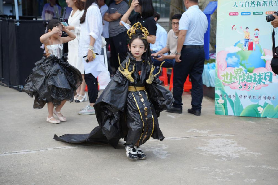图为环保创意时装秀（莫萍 摄）