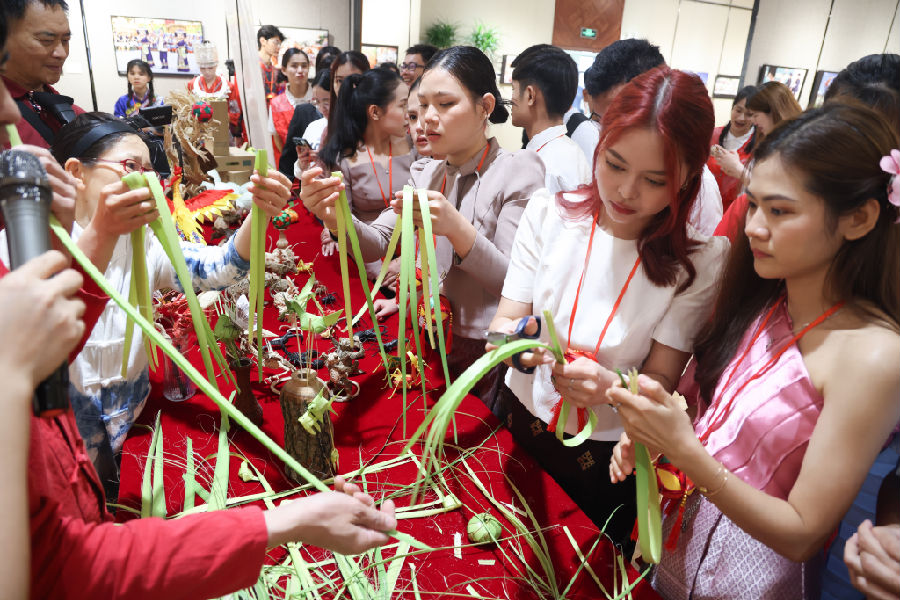 留学生体验非遗棕编（林仁荣 摄）
