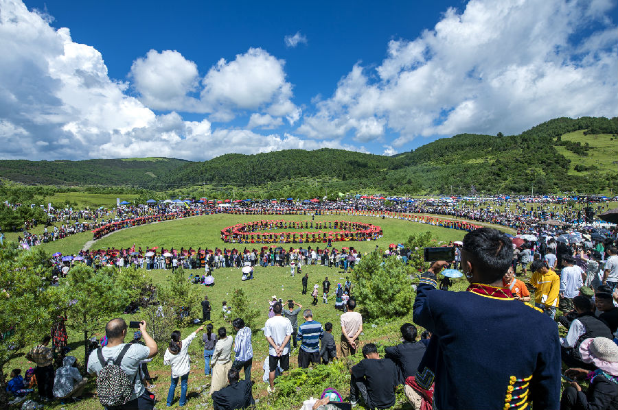 盐边县格萨拉彝族乡火把节（颜萱 摄）