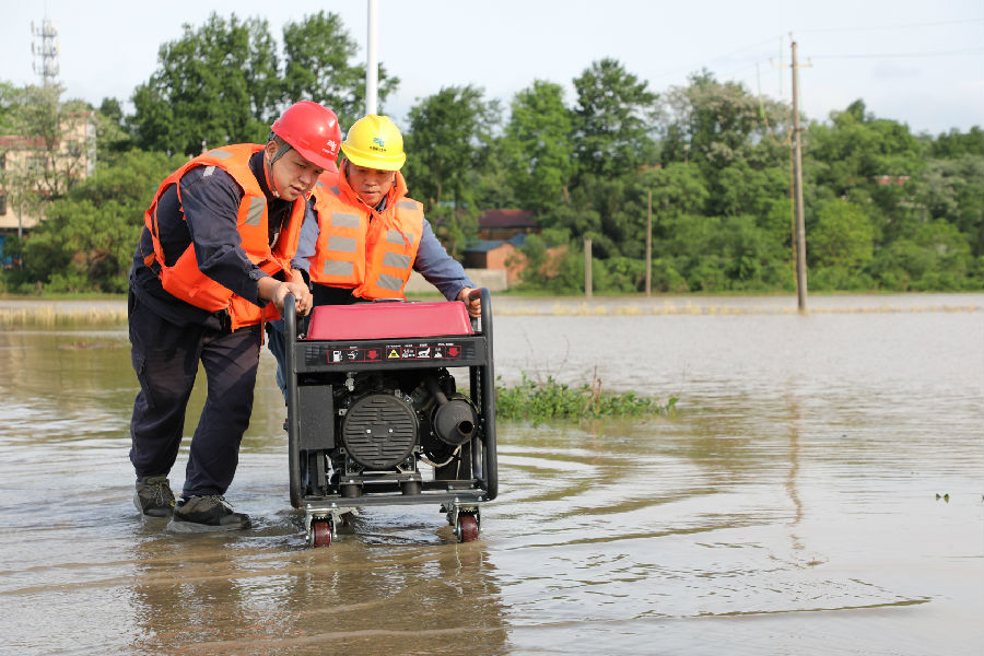 4月20日，受极端暴风雨天气影响，南方电网广西新电力集团全州供电公司部分线路受影响，党员突击队及时将发电机到全州镇七一村委大坝上村 （俞超 摄）
