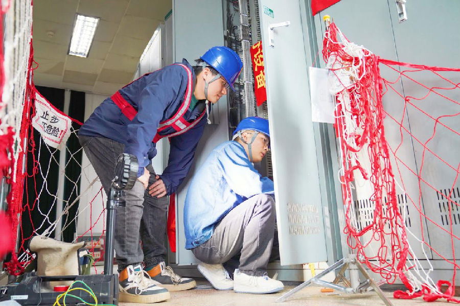 国网郎溪县供电公司专业人员对开关间隔测控装置进行升级改造及调试（邹冰婵 摄）