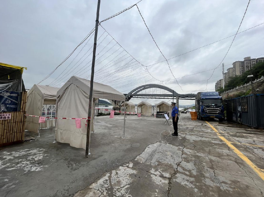 图为万秀区城管局城管在现场拉起警戒线（陈思夏 摄）