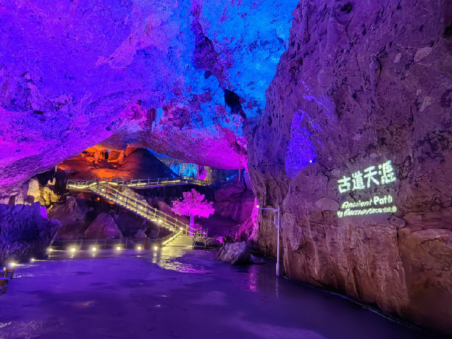 图为溶洞内景（余惠玲 摄）