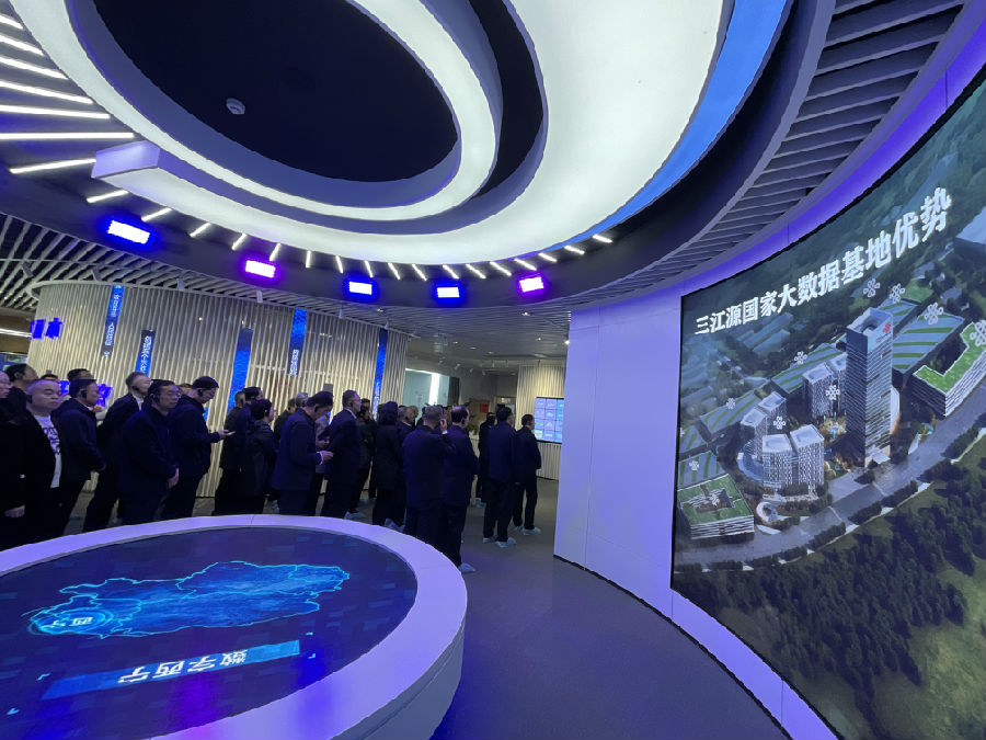 省内嘉宾在西宁开发区绿色算力先行企业参观学习。（申维祖 摄）