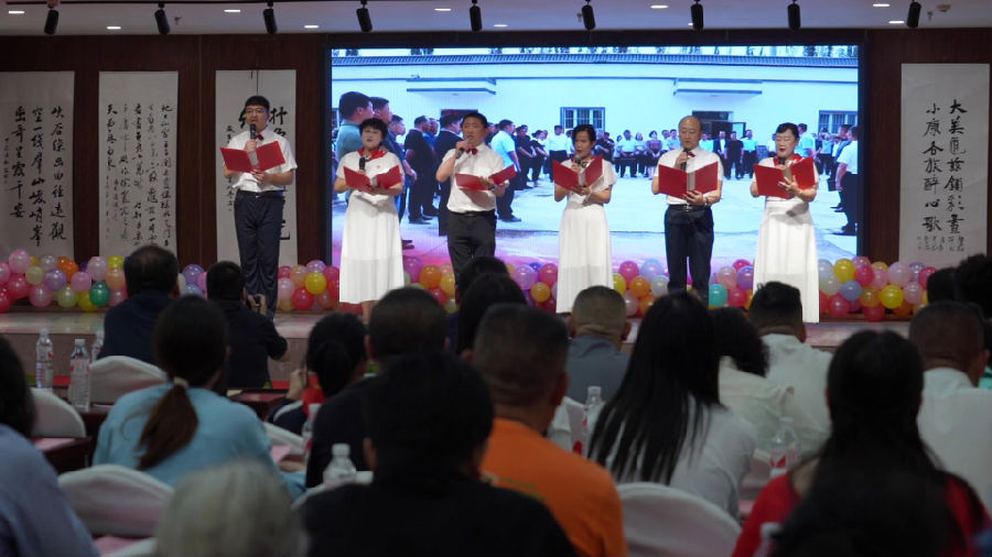 图为政协委员正在朗诵(刘雪梅 摄) 图为政协委员正在朗诵(刘雪梅 摄)