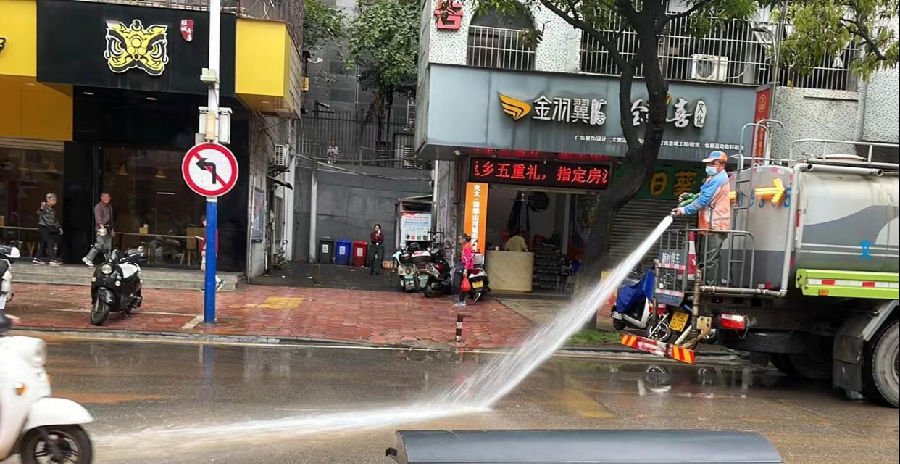 图为环卫工作人员开展路面淤泥杂物清理工作（陈思夏 摄）