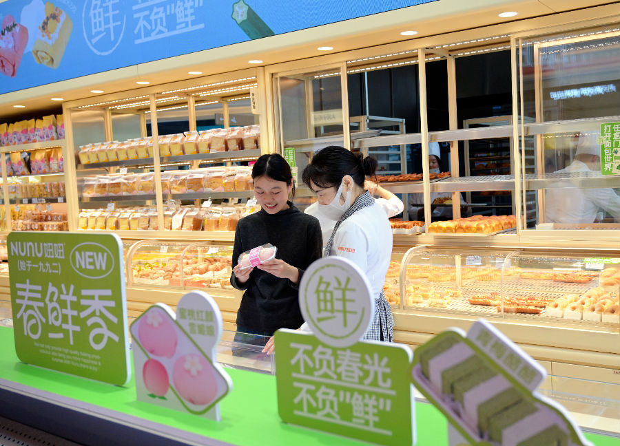 图为顾客正在妞妞甜品店挑选春季主打糕点（徐琦 摄）