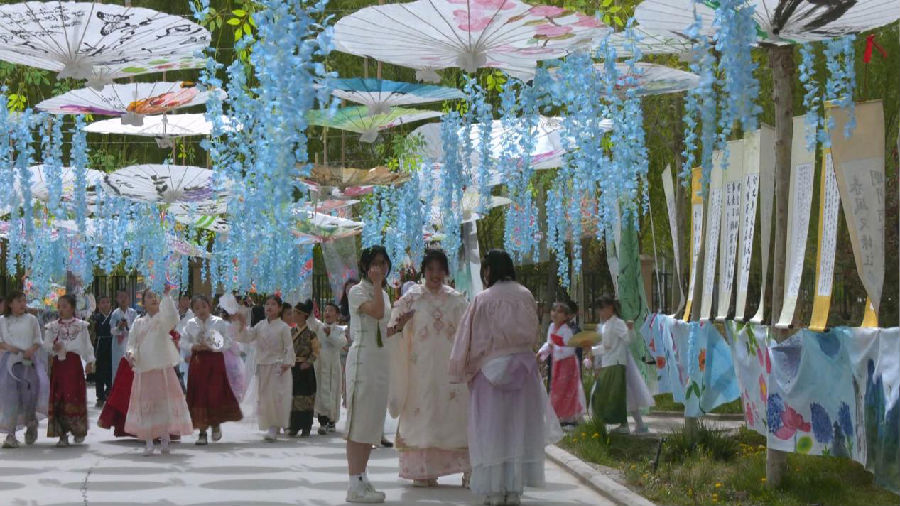 同学们身着盛装踏春而行（孙季鸿 摄）