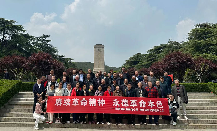 老党员、入党积极分子活动现场合影（张伟伟 摄）