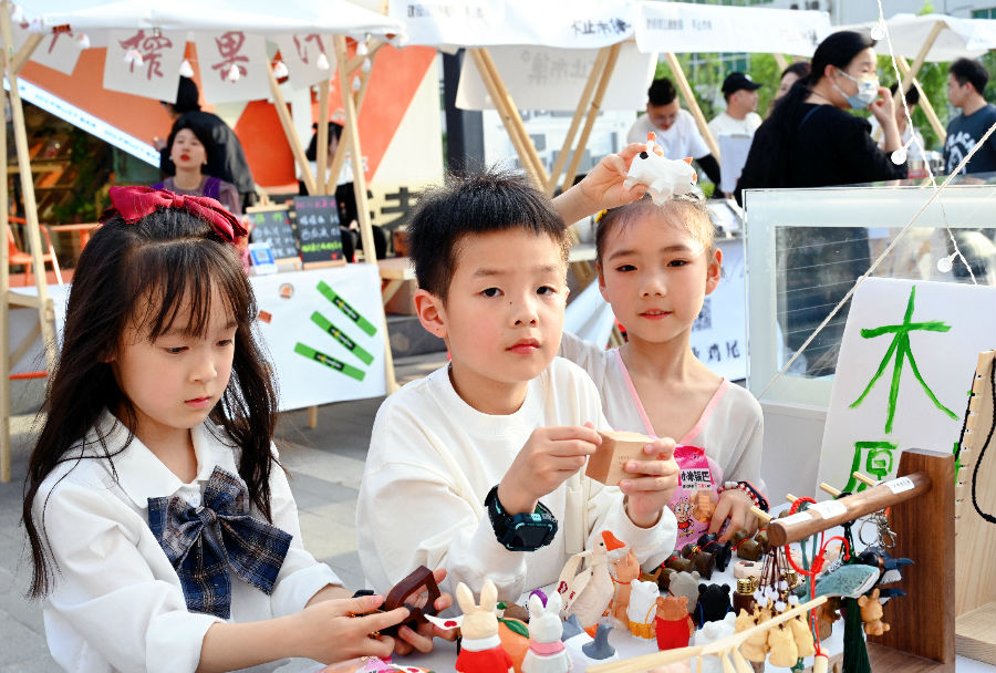 图为消费者正在好邻居超市挑选露营商品（徐琦 摄）