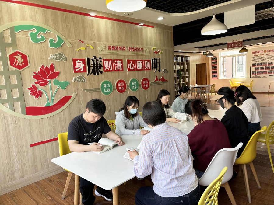 “红雨斋”悦书房廉洁文化阅读空间正在举办廉洁读书分享会（王姗姗 摄）