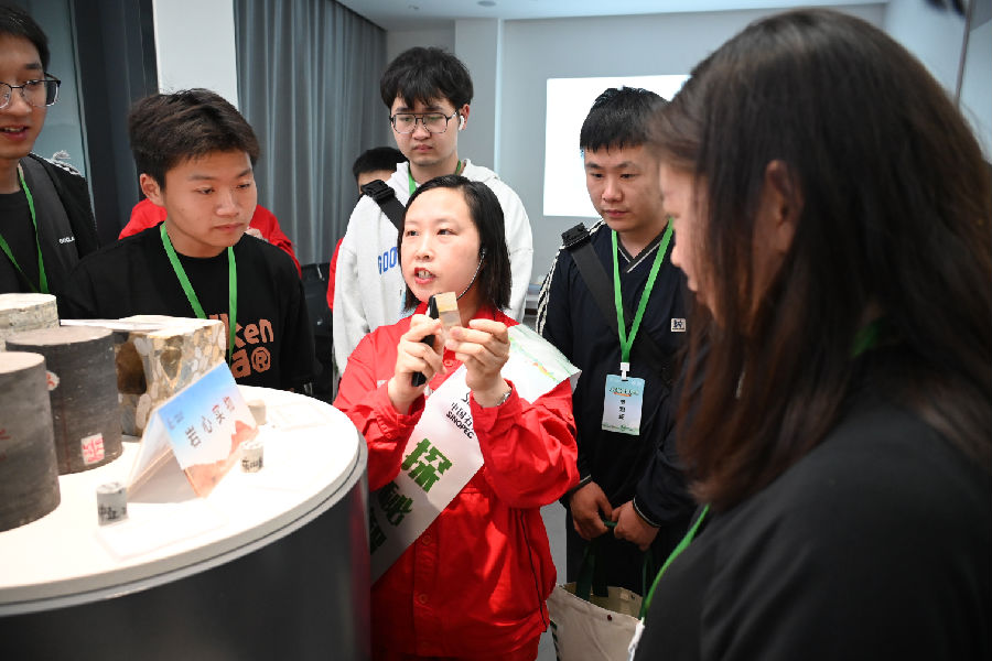 同学们观看岩石薄片标本 （唐晨 摄）