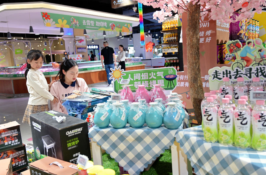 图为建设汉江创意园春日市集商品琳琅满目，吸引小朋友们驻足观赏（徐琦 摄）