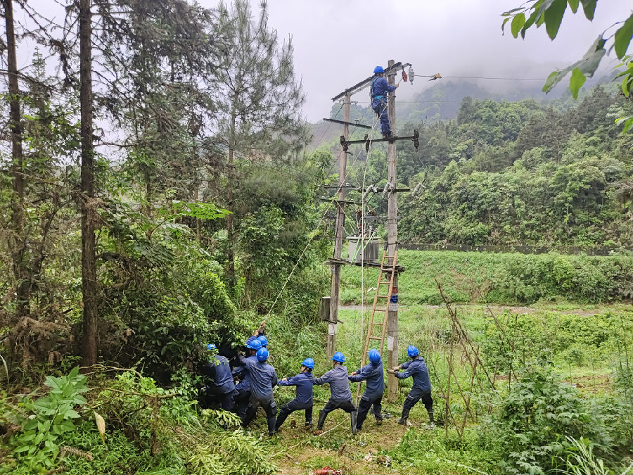 4月22日，南方电网广西新电力集团蒙山供电局抢修队伍在广西梧州市蒙山县新圩镇六桂村，对受损供电线路进行抢修 （董克柯 摄）