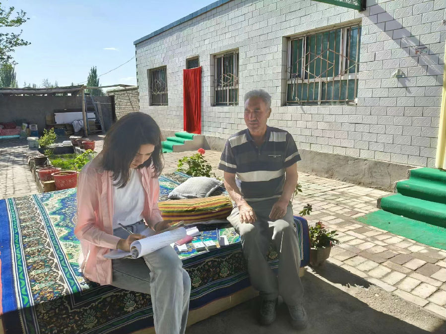 图为入户走访了解居民生活情况 （孙文 摄）