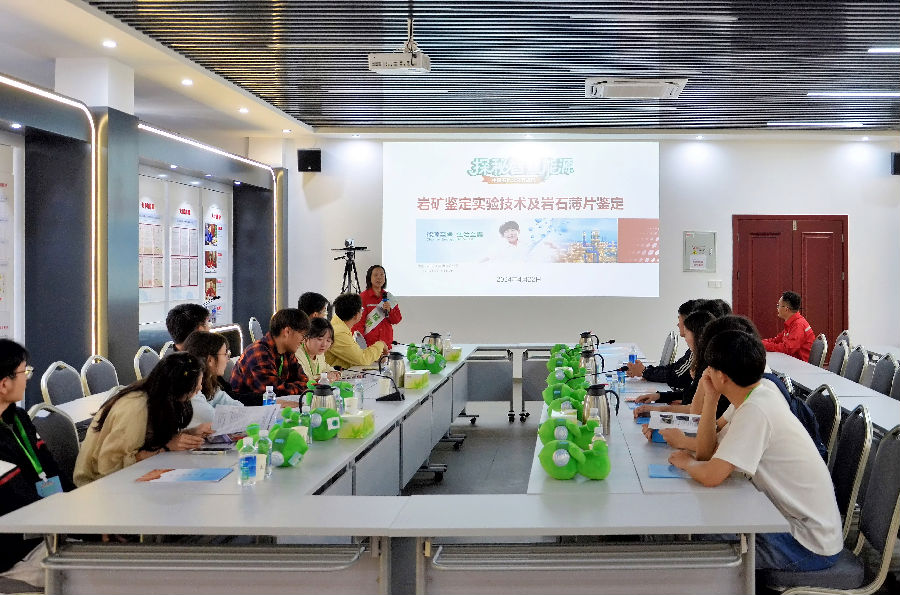 同学们聆听岩矿鉴定实验技术公开课 （郑懿 摄）