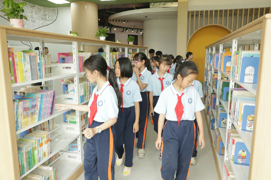 学生在图书馆新馆的少儿阅览室寻找想看的书。（陈蕾 摄）