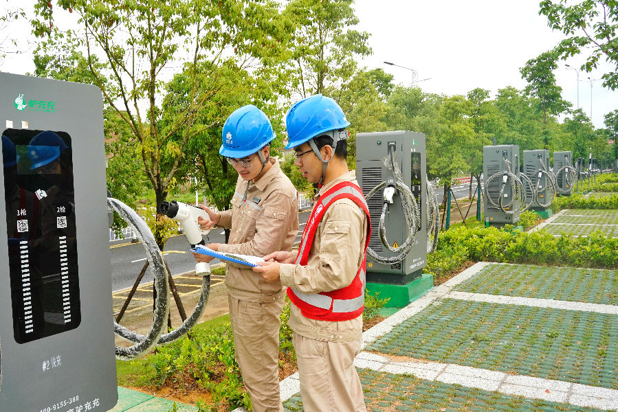 国网上杭县供电公司工作人员对上杭县体育中心新能源汽车充电桩设备进行投运前检查。（刘伟玲 摄）