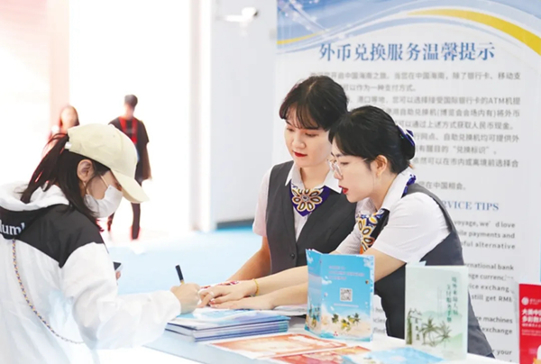 海南银行工作人员向市民介绍特色产品（李锦辉 图）