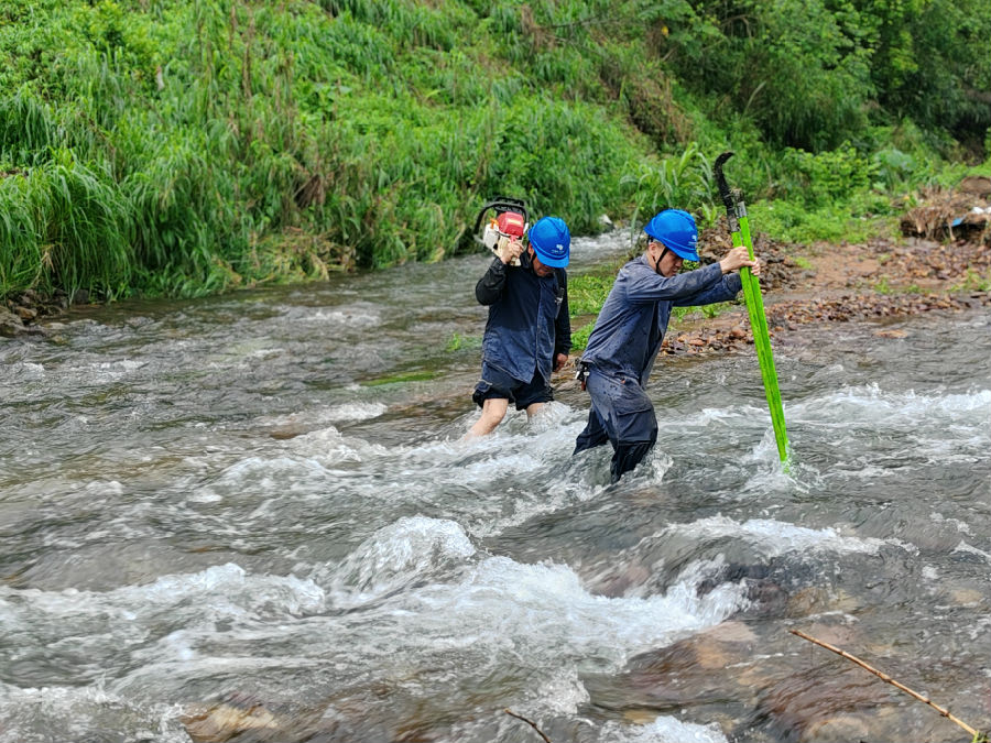 4月22日，南方电网广西新电力集团蒙山供电局抢修人员前往特巡10千伏古排线新村支线 （覃桂媛  摄）
