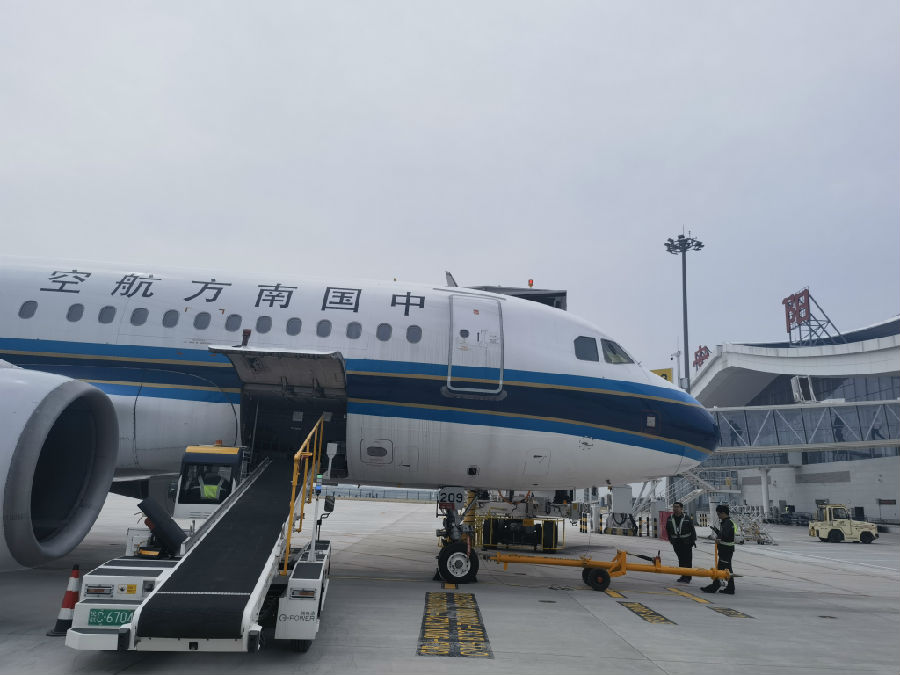 南航飞机在安阳红旗渠机场执行航班（陈波 摄）