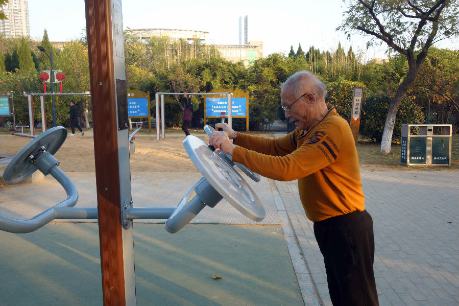 居民在家门口的口袋公园健身（杨文喆 摄）