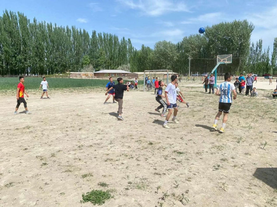 在温宿县阿热勒镇皮亚其村，孩子们正在参加篮球比赛（张浩 摄）
