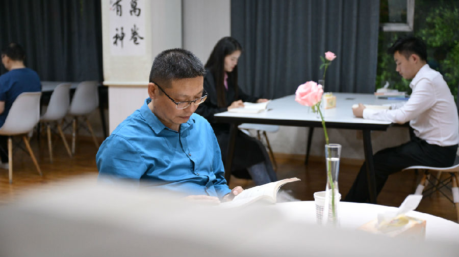 阆中图书馆的读者（张晓东 摄）