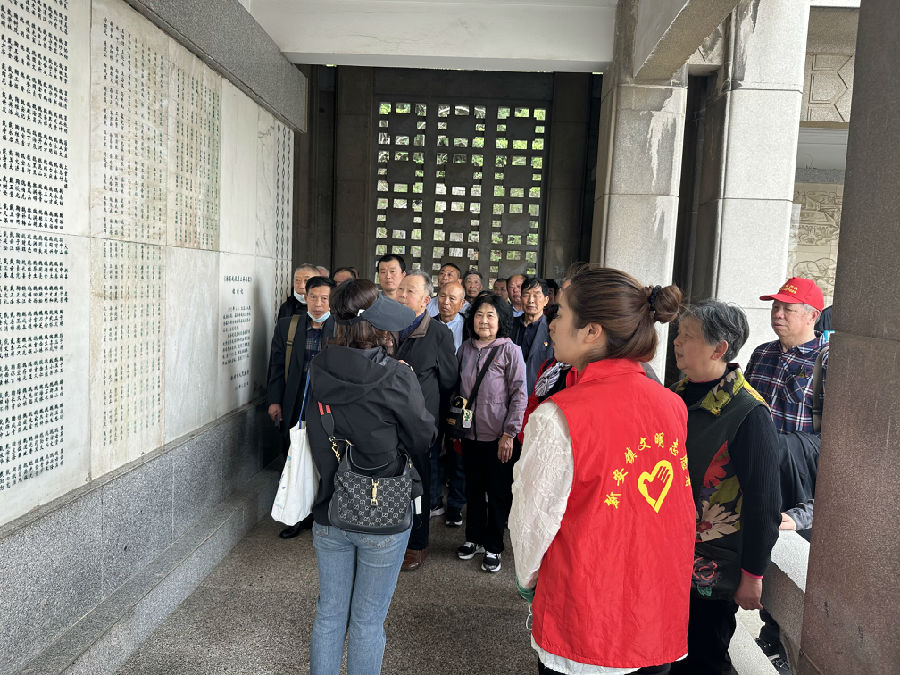 党员同志们在讲解员的带领下参观淮海战役纪念馆（张伟伟 摄）