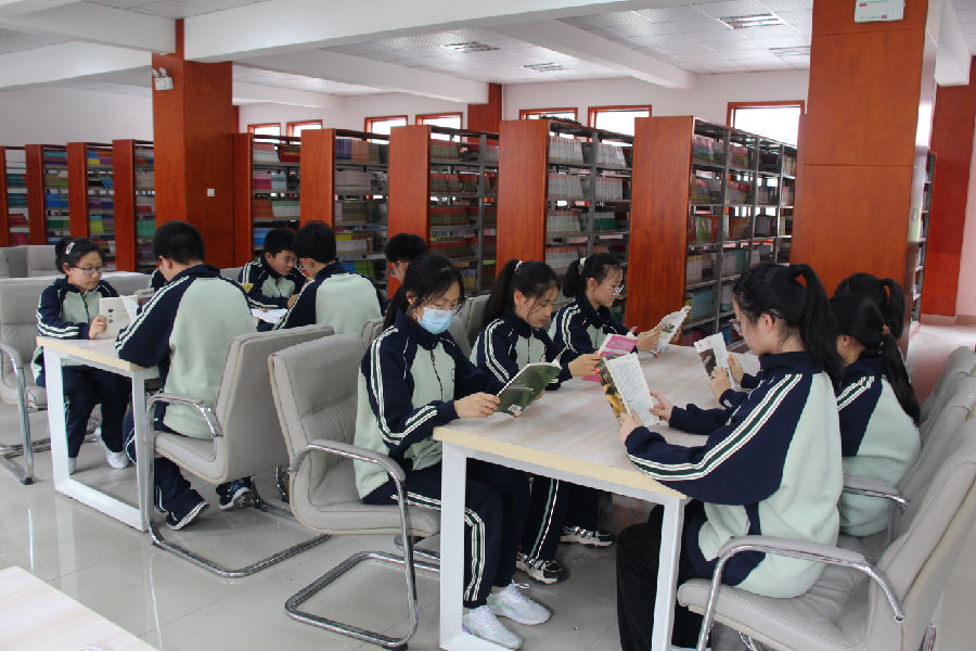 合肥市第四十五中学橡树湾校区学生在阅读课外读物(王凯 摄) 合肥市第四十五中学橡树湾校区学生在阅读课外读物(王凯 摄)