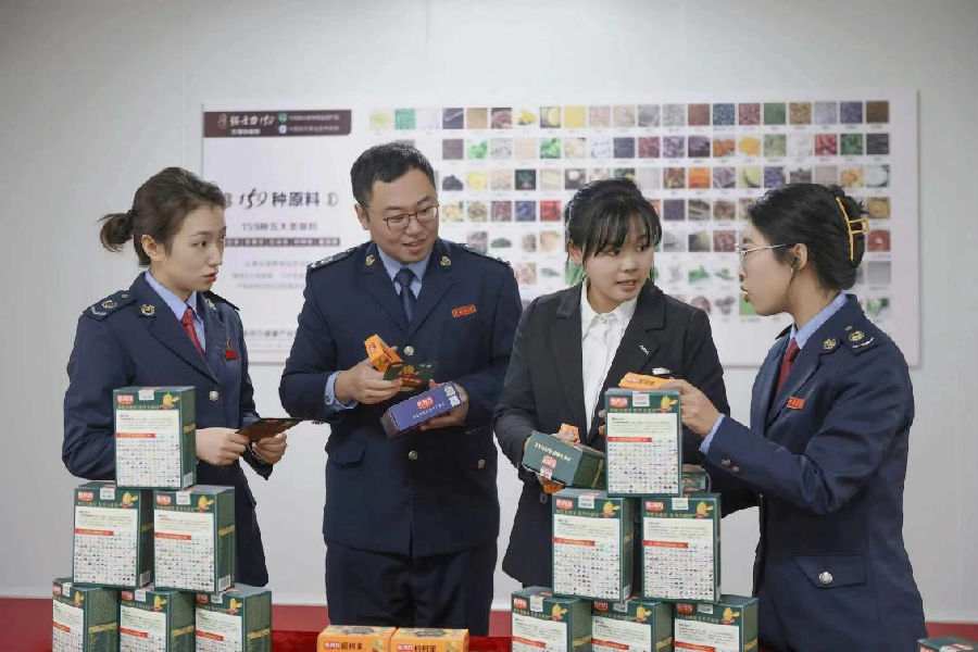 深入当地农副产品展销中心，宣传讲解最新税费优惠政策和纳税服务举措 （陶英磊 摄）