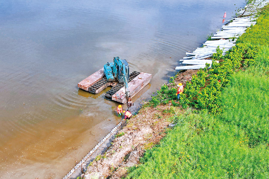 图为如皋市水务局加快建设丁堡河(如皋段)防洪排涝能力(吴小星 摄) 图为如皋市水务局加快建设丁堡河(如皋段)防洪排涝能力(吴小星 摄)