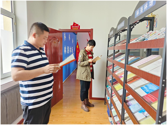 林场职工在阅读书籍 （张爽 摄）