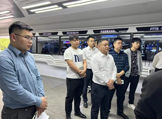 “人网系统”负责人调研华为5G新产品 （谭淑华 摄）