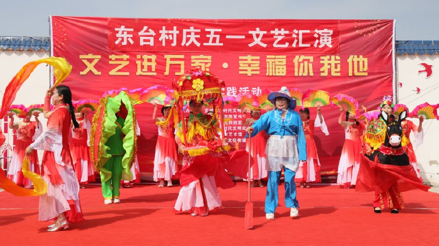 图为精彩的文艺演出（李勤 摄）