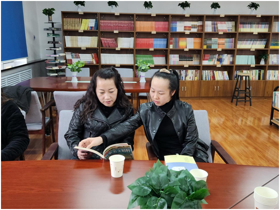 林业局机关科室职工在阅读书籍 （张铭煊 摄）