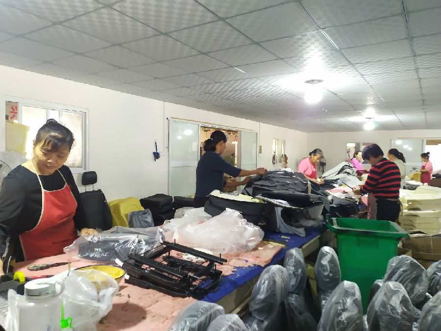 南阳市合兴汽车配件有限公司生产车间工人正在生产（王铮 摄）