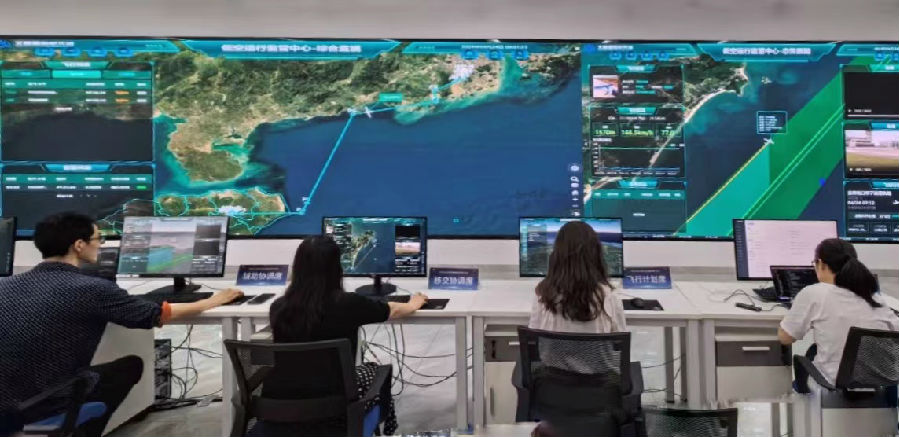 工作人员正在为无人机起航做准备工作（花晓轩 摄）